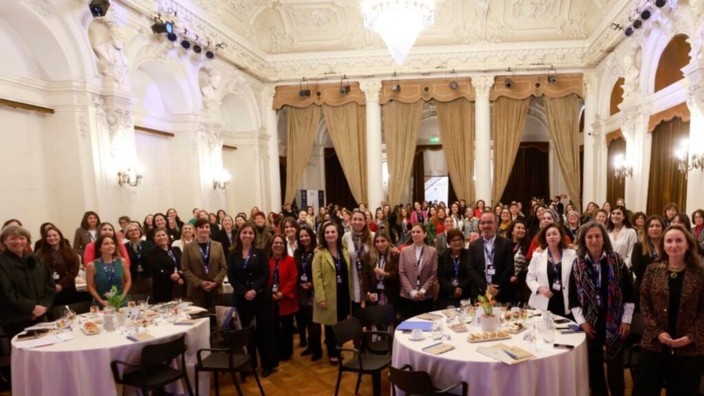 Geraldine Perret participa en encuentro de 100 mujeres líderes en cáncer Chile, Organizado por el Observatorio del Cáncer